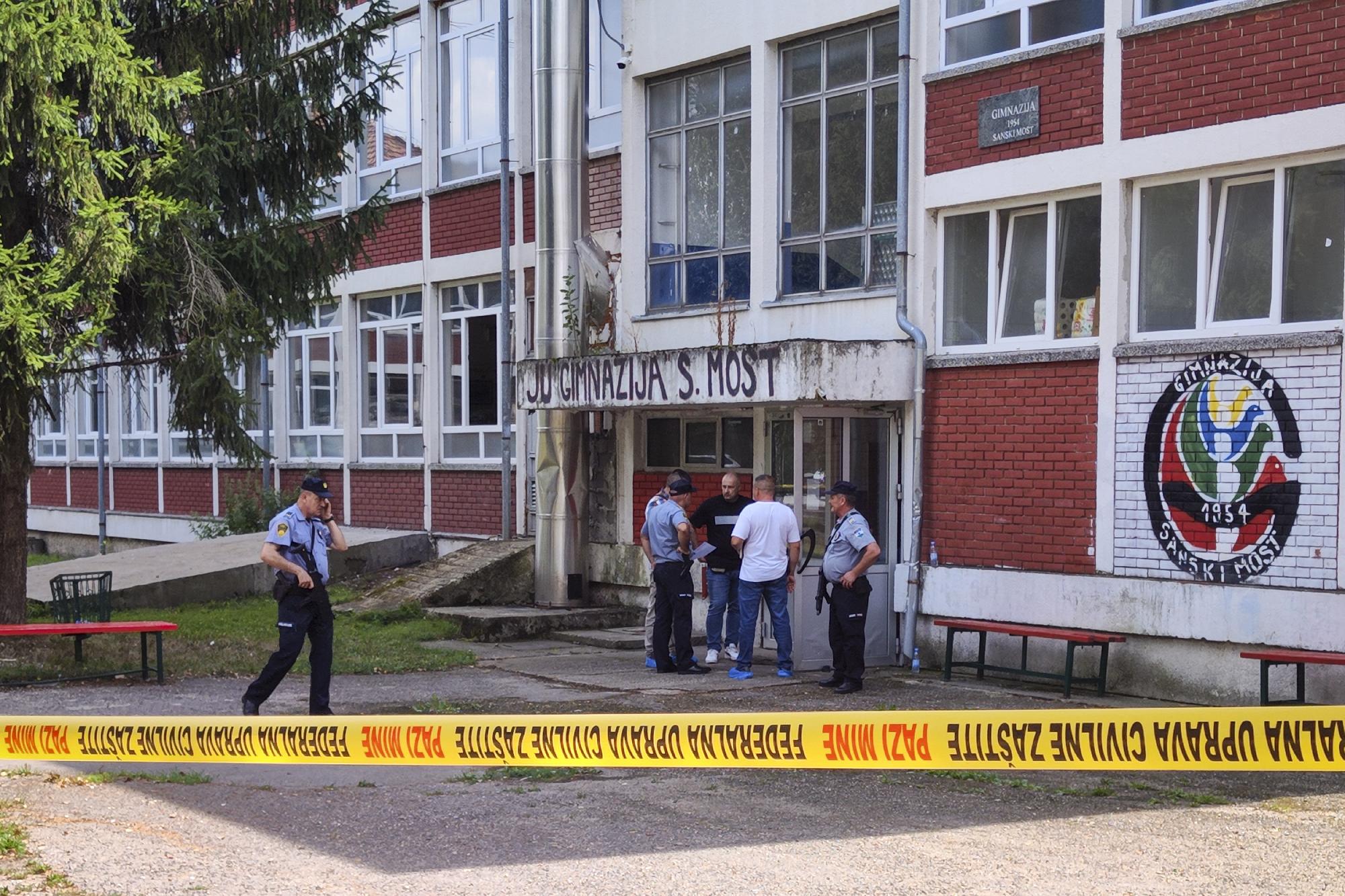 Többen meghaltak egy boszniai gimnáziumban, amikor egy iskolai dolgozó tüzet nyitott a tantestületi gyűlésen + videó