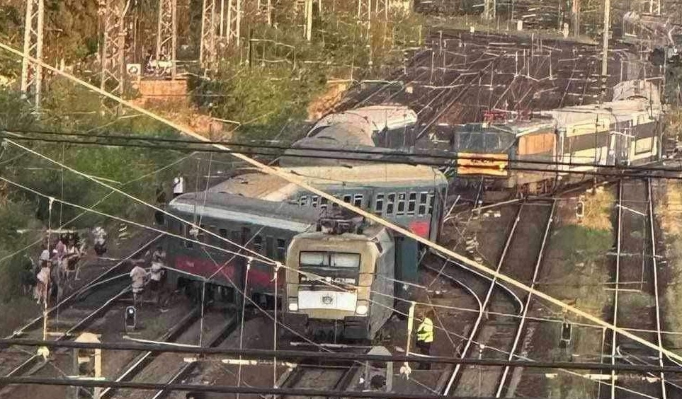 Kisiklott egy InterCity a Keleti pályaudvarnál + videó