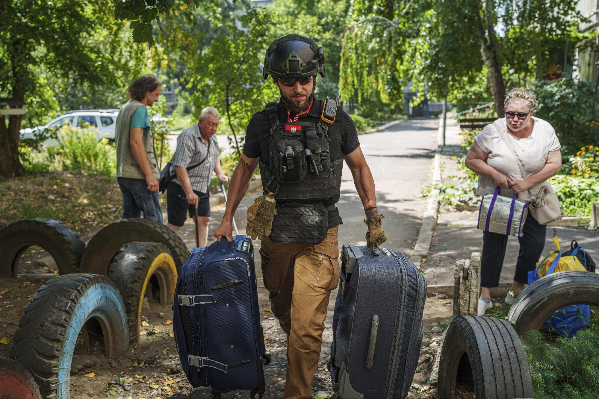 Csaknem 30 településen mentik a civileket a donyecki régióban 