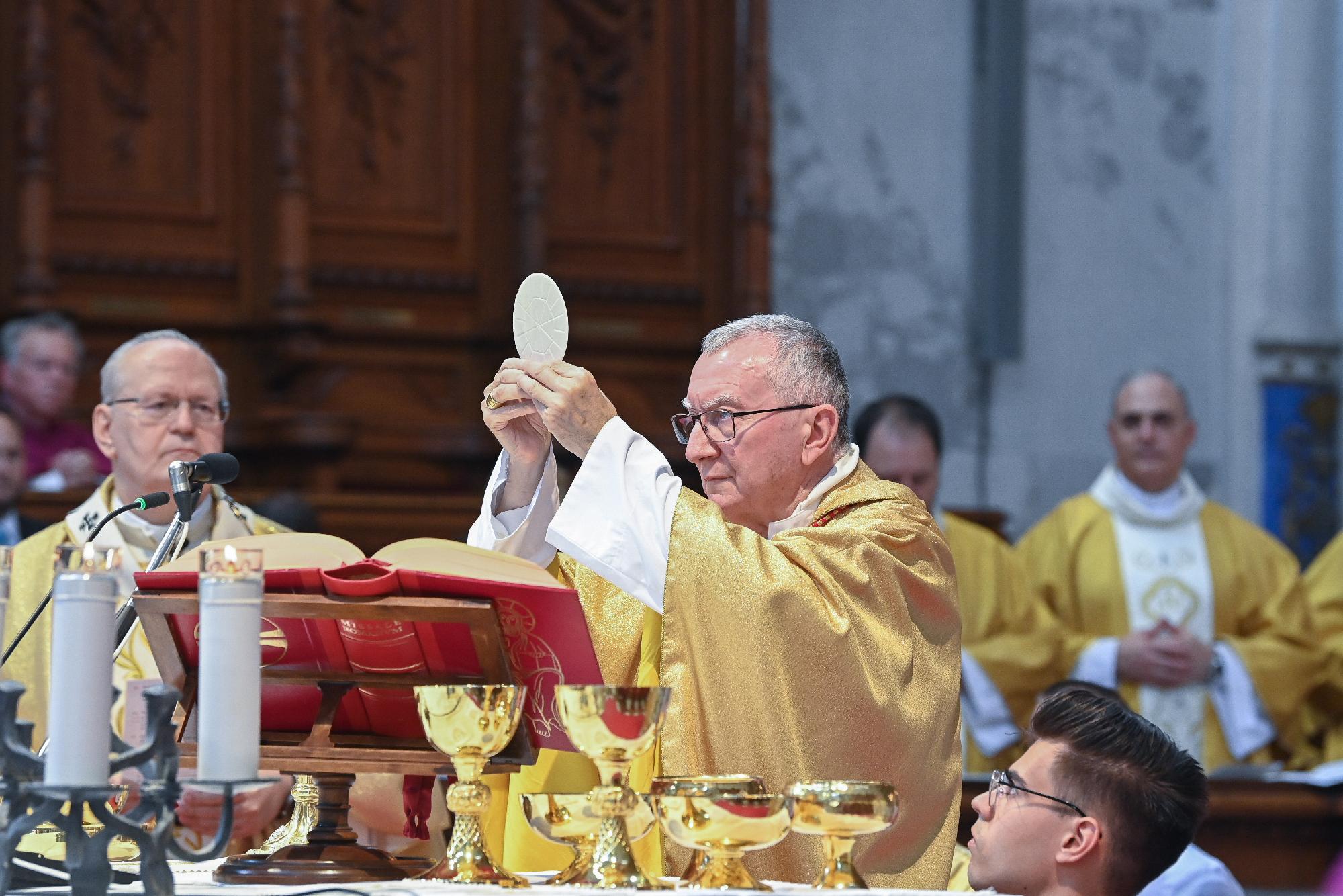 Szentszéki államtitkár, bíborossal ünnepelték Esztergomban a főszékesegyház megújulását