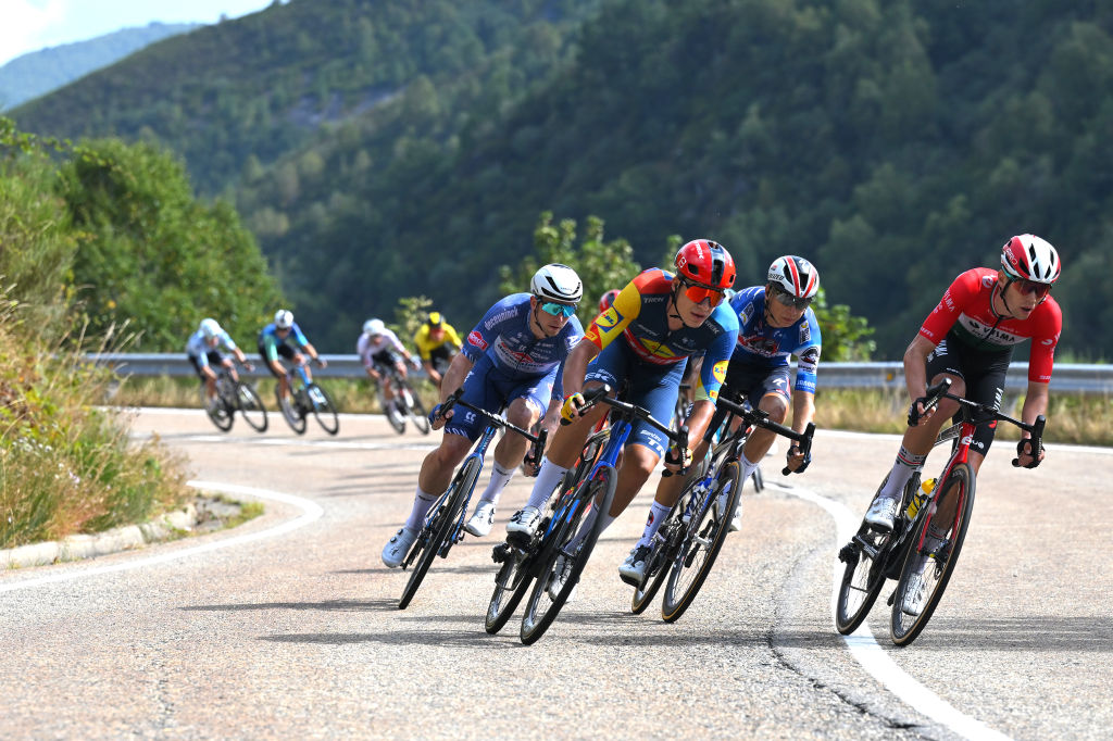 Brutális emelkedőkön küzdötte át magát a Vuelta a Espana mezőnye, köztük Valter Attila