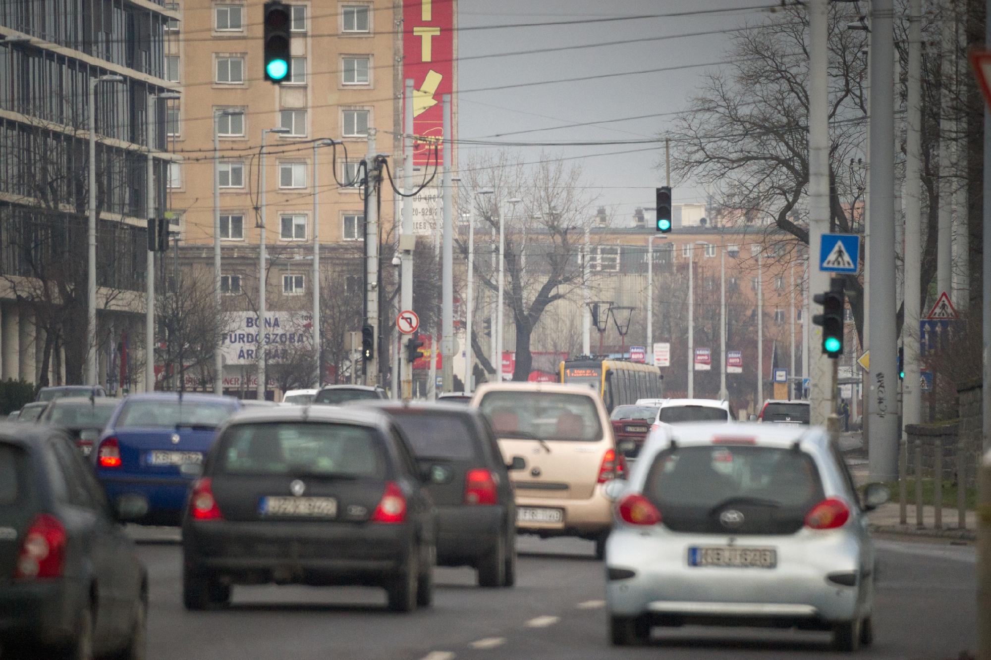 Jelentős közlekedési dugókkal kezdődött a hétfő Budapesten