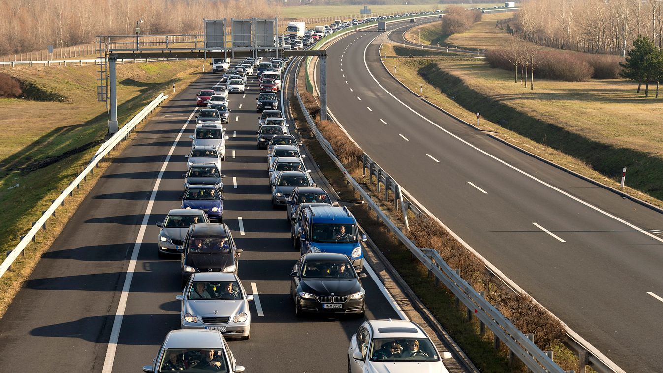 Több kilométeres a torlódás az M4-es autóúton