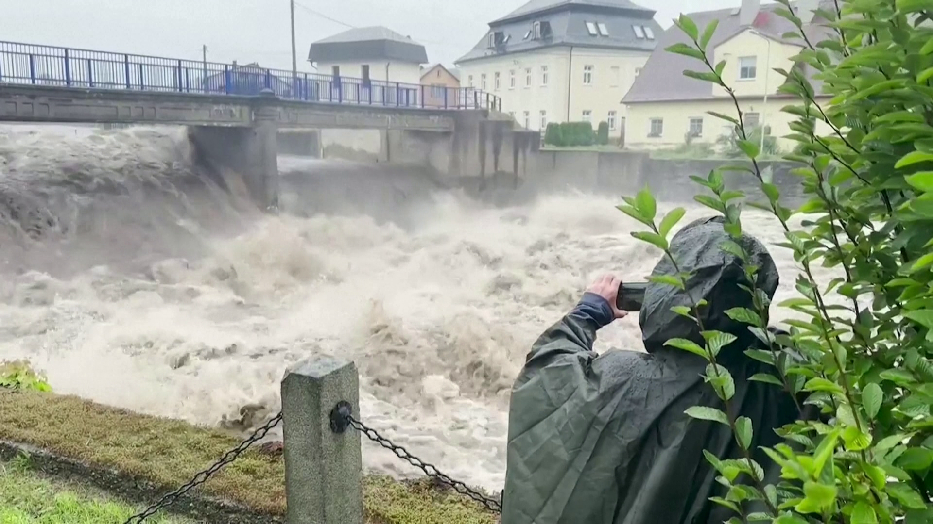 Több országban is halálos áldozata van a heves esőzéseknek + videó