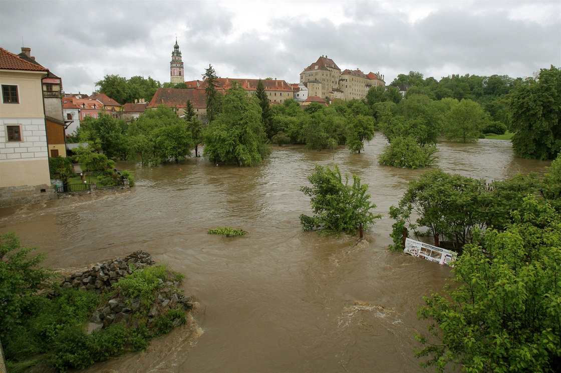 Egy ember életét vesztette, heten eltűntek a csehországi áradásban