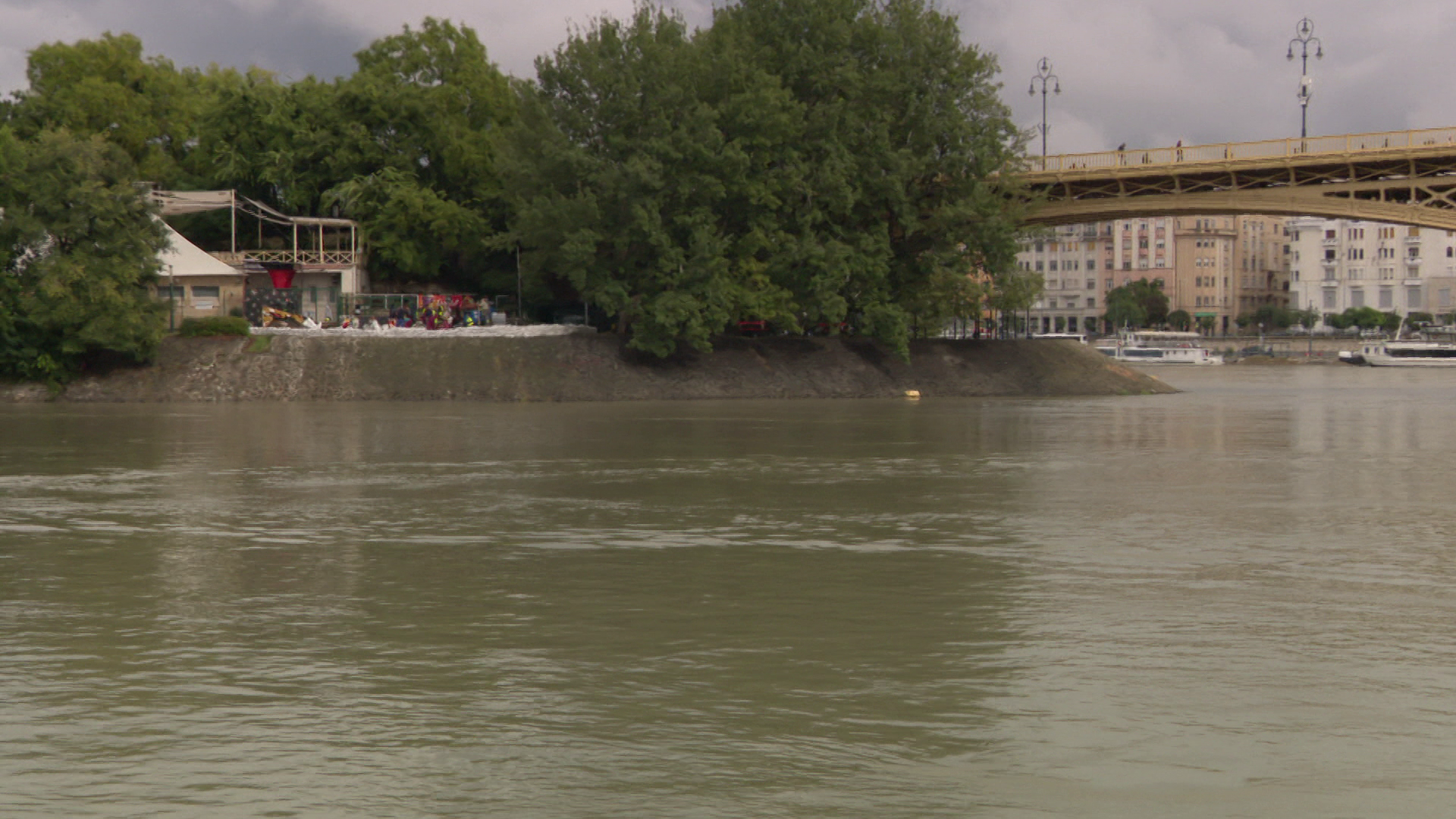 Zárva vannak a rakpartok Budapesten és változik a tömegközlekedés + videó