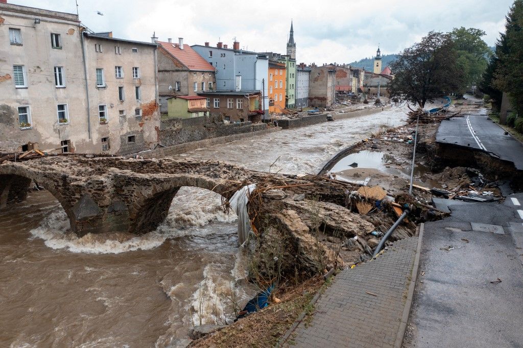 Átszakadt egy gát Lengyelországban, húszezres települést evakuálhatnak + videó