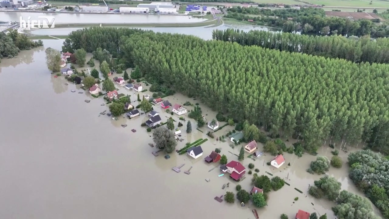 Döbbenetes drónvideón a víz alatt álló Vének + videó