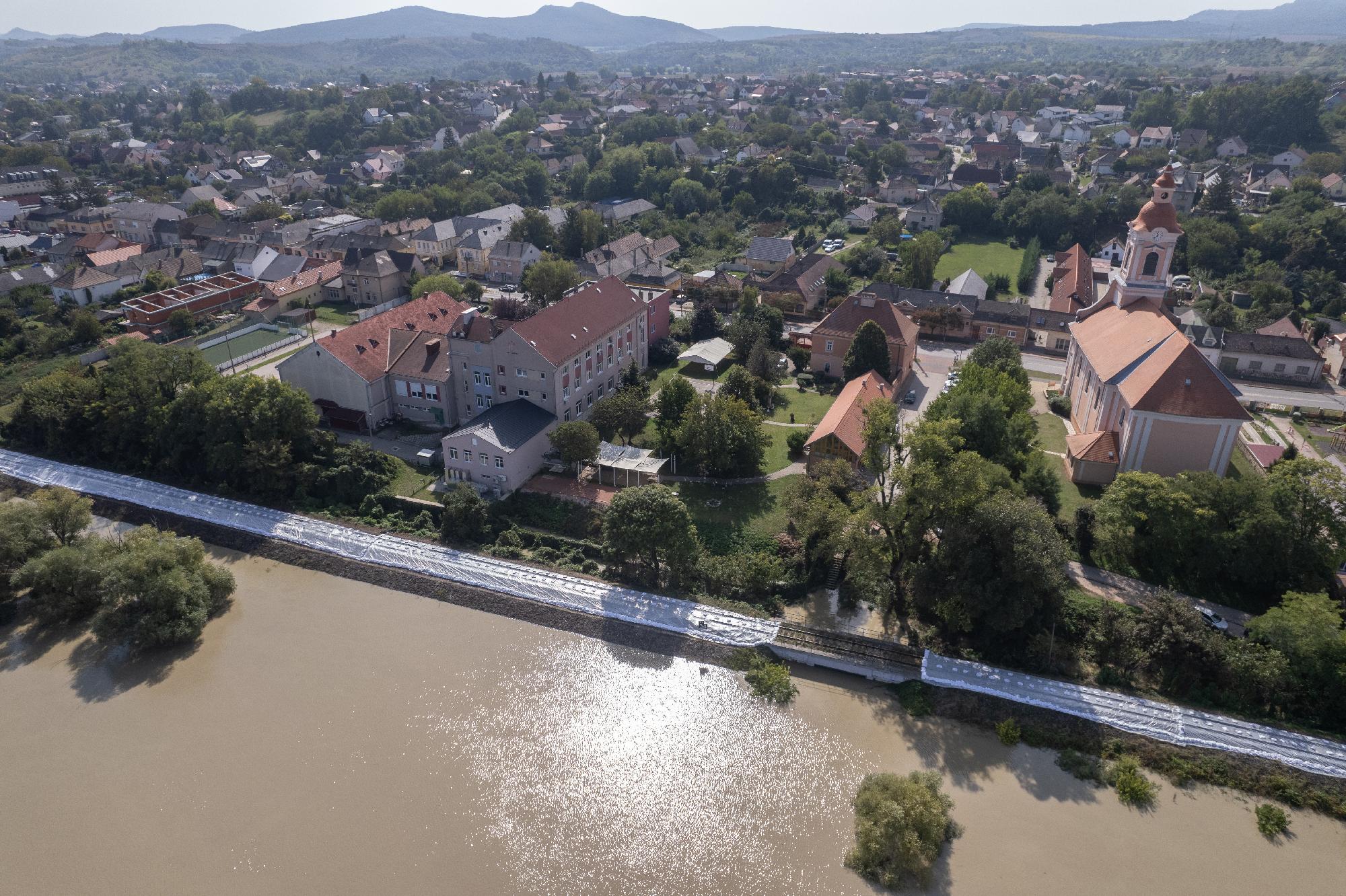 Megerősített védvonalakkal várják a tetőzést a Duna jobb partján + videó