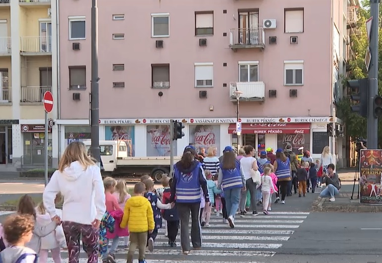 Zebra zsaruk segítik a gyerekeket az úttesten való átkelésnél + videó