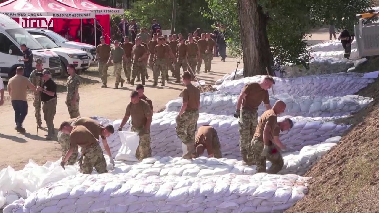 Így dolgoznak a magyar katonák a dunai töltéseken + videó