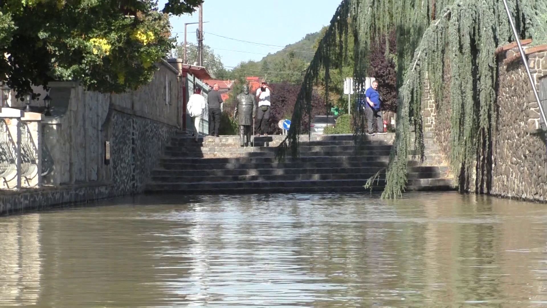 Verőcénél már apad a Duna, de a készenlétre és a védelmi szolgálatra még napokig szükség lehet + videó