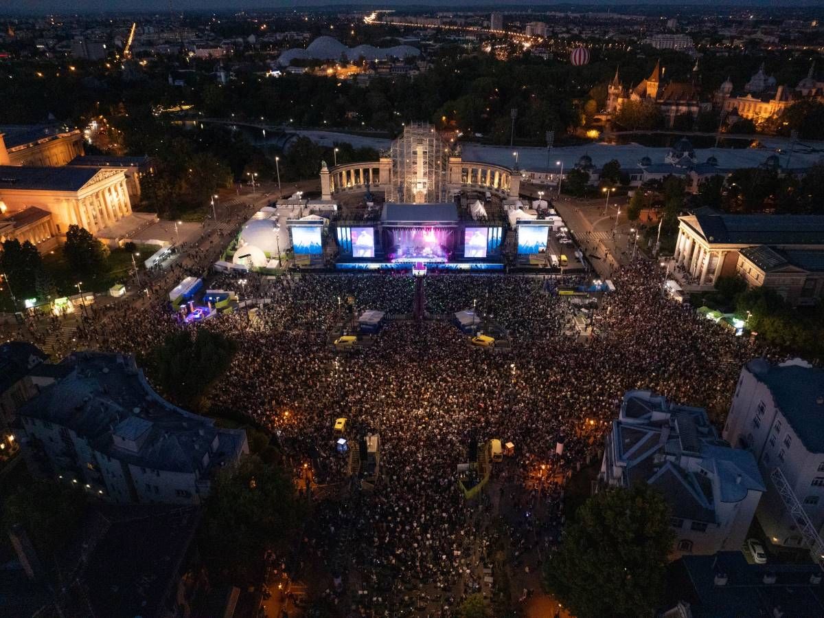 Gigantikus tömeg fogadta Ricky Martint a Hősök terén