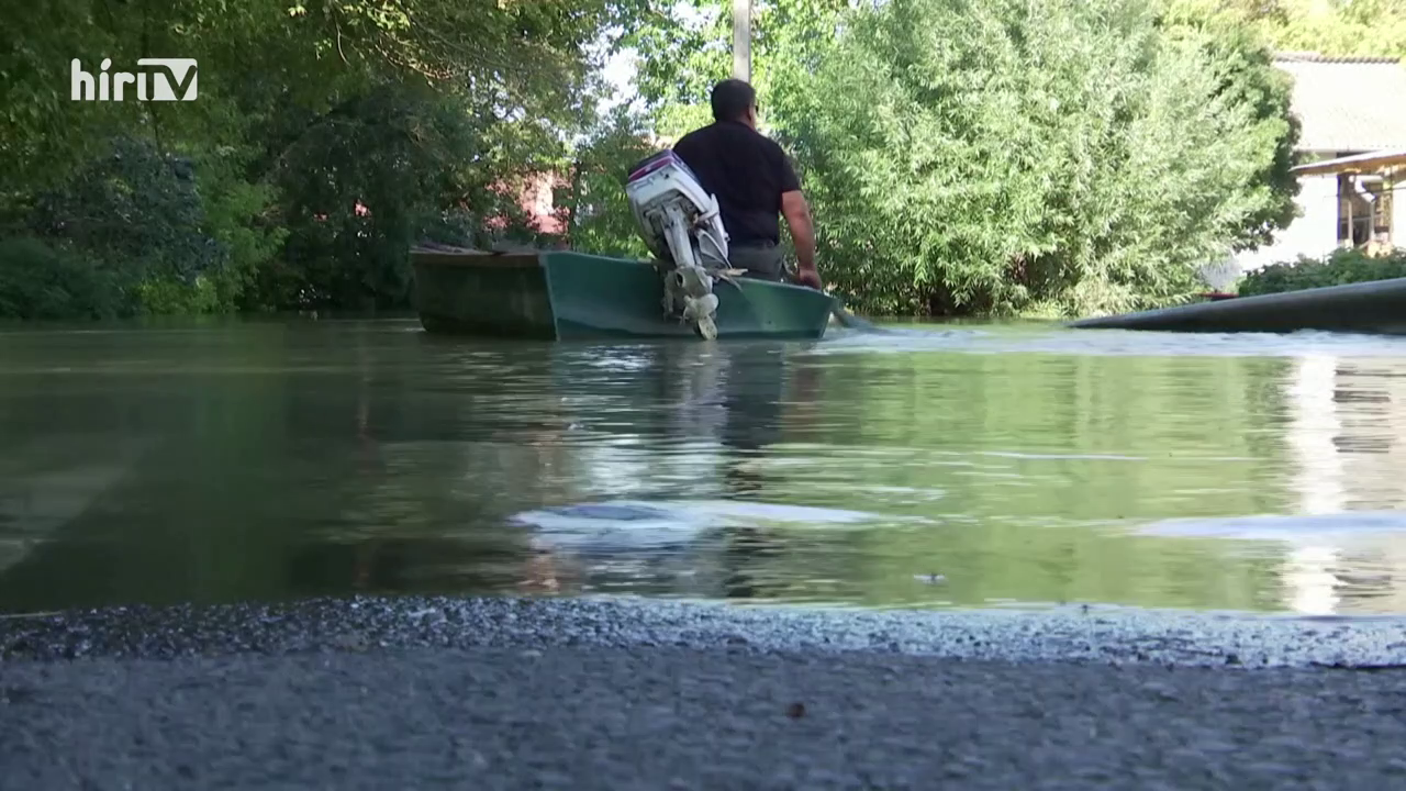 Csónakázva Baja utcáin + videó