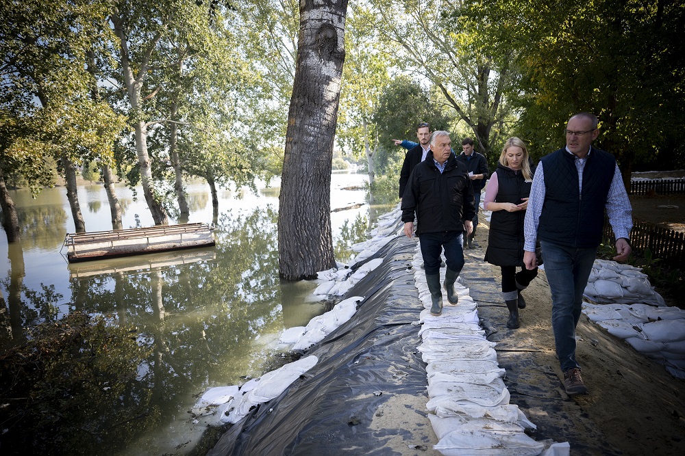 Baján járt a miniszterelnök, az árvízvédelmet ellenőrizte