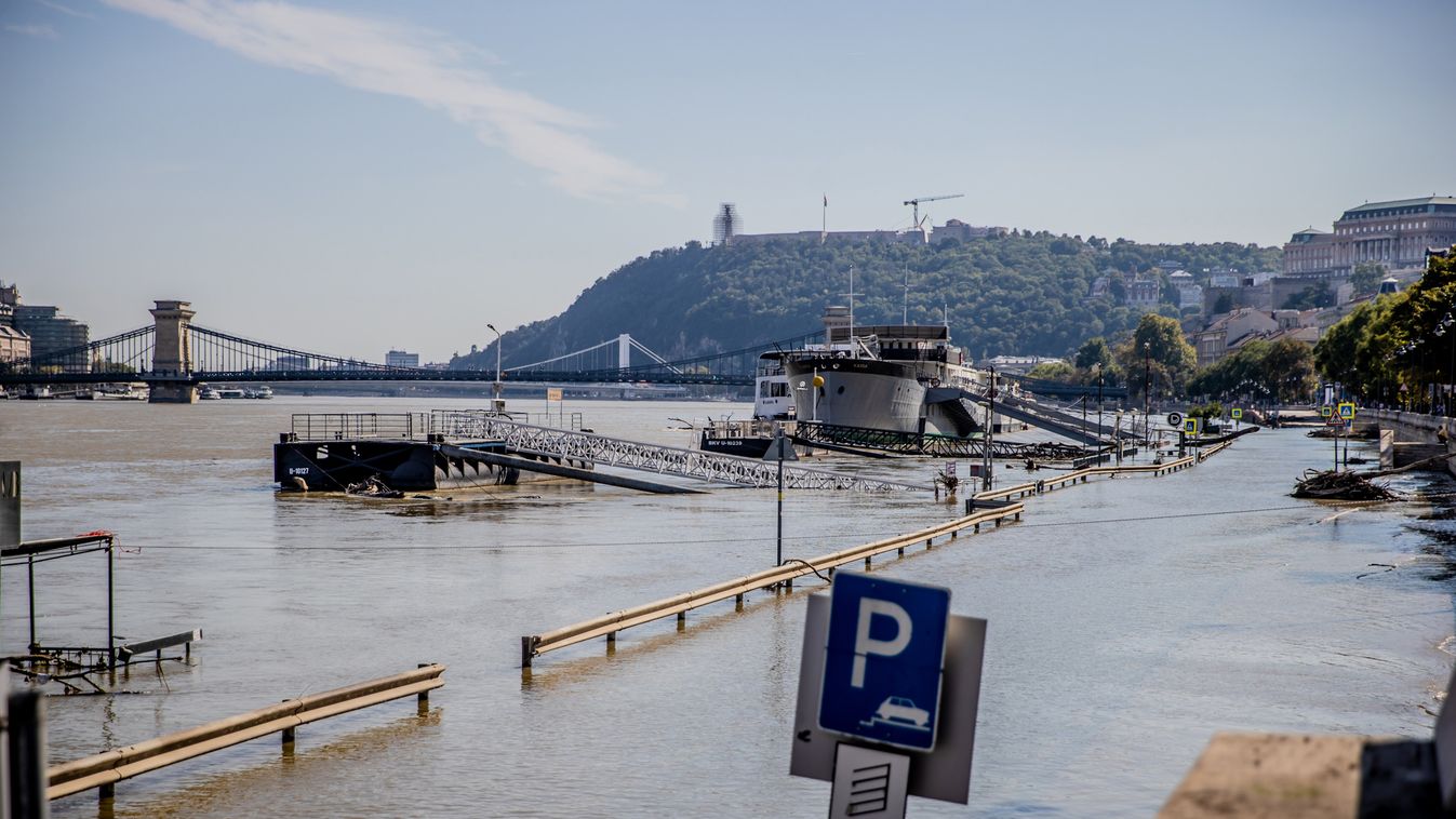 Megbénult a főváros autós közlekedése a Budapestet érintő súlyos árvíz miatt