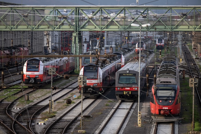 Bombariadó volt több osztrák vasútállomáson