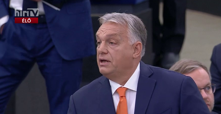 Így markolászta magát Magyar Péter Orbán Viktor beszéde alatt + videó