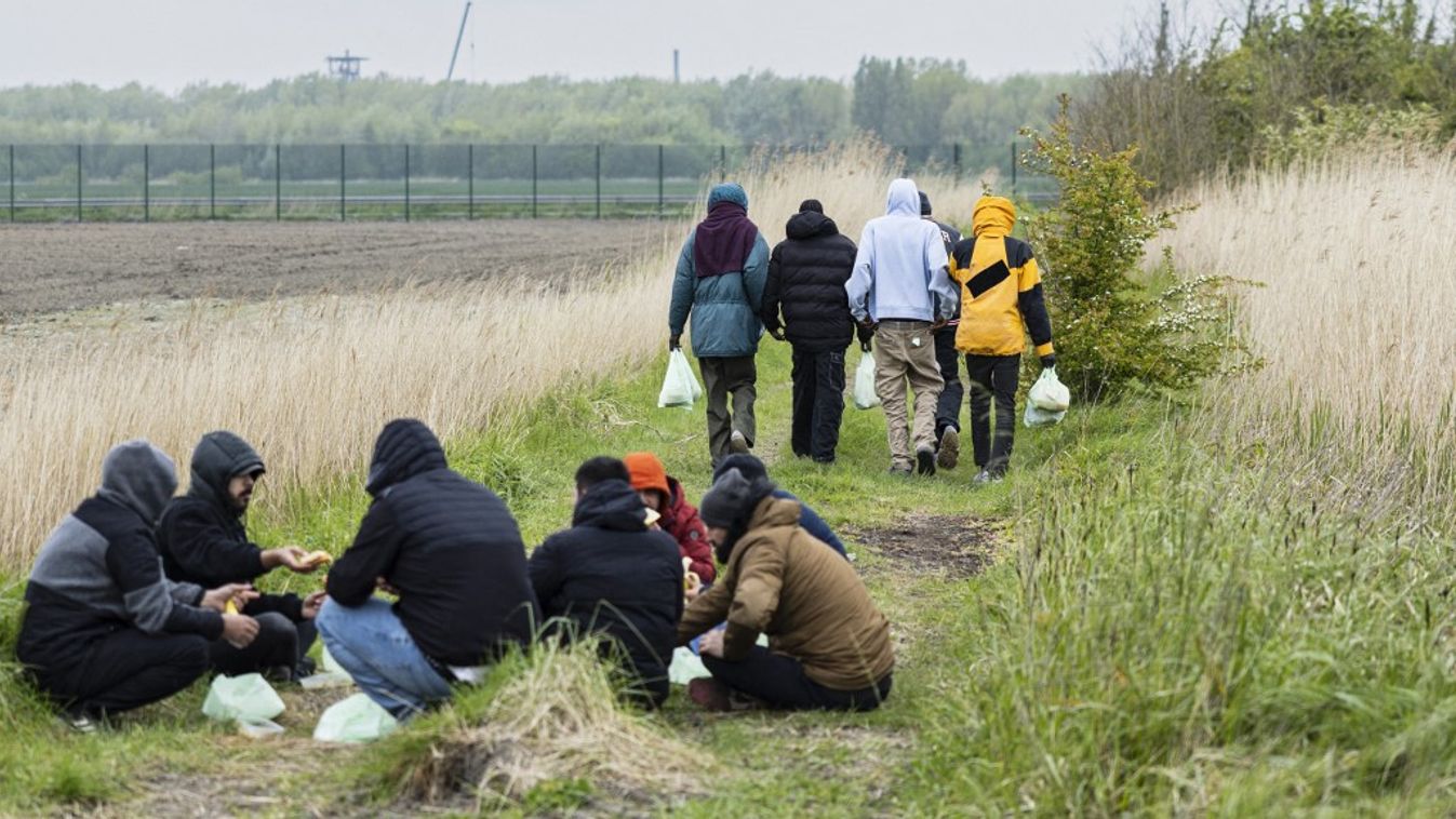 Lengyelországban a Brüsszelhez való lojalitás jegyében máris több migránstábor nyílik meg