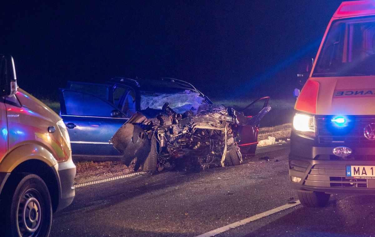 Buszbaleset Zalában: tilosban előzött az autó, 18-an sérültek meg