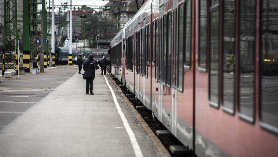 Cáfol a MÁV: nem hagyta magára az utasokat a mozdonyvezető