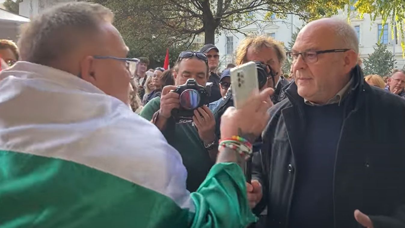 Lehazaárulózta a tüntetésen a Tisza Párt szimpatizánsa a közmédia munkatársát, Császár Attilát + videó