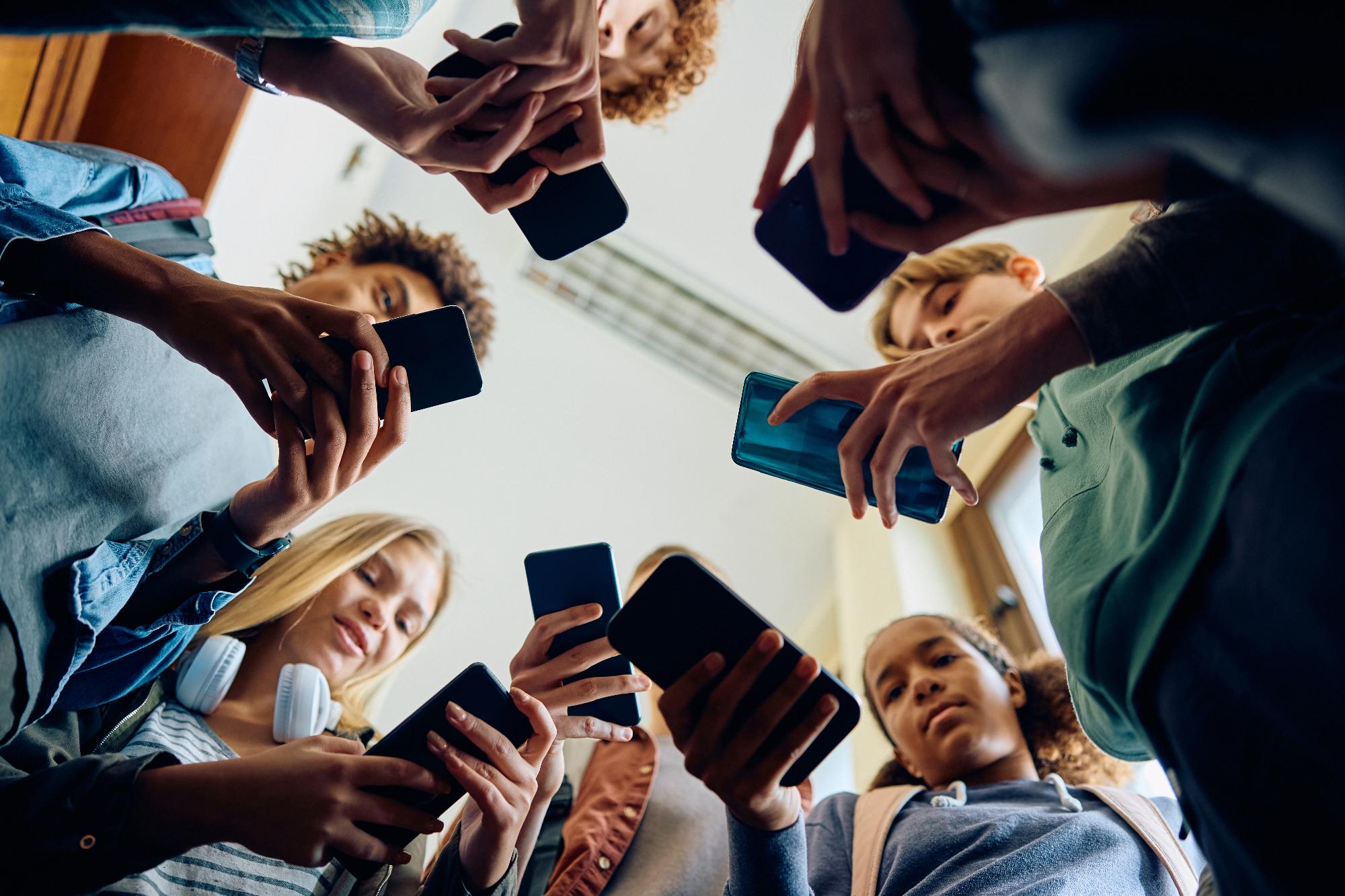 „Nemzeti vészhelyzet” miatt van mobiltelefon-stop a francia iskolákban, az is kiderült, hogy meddig 