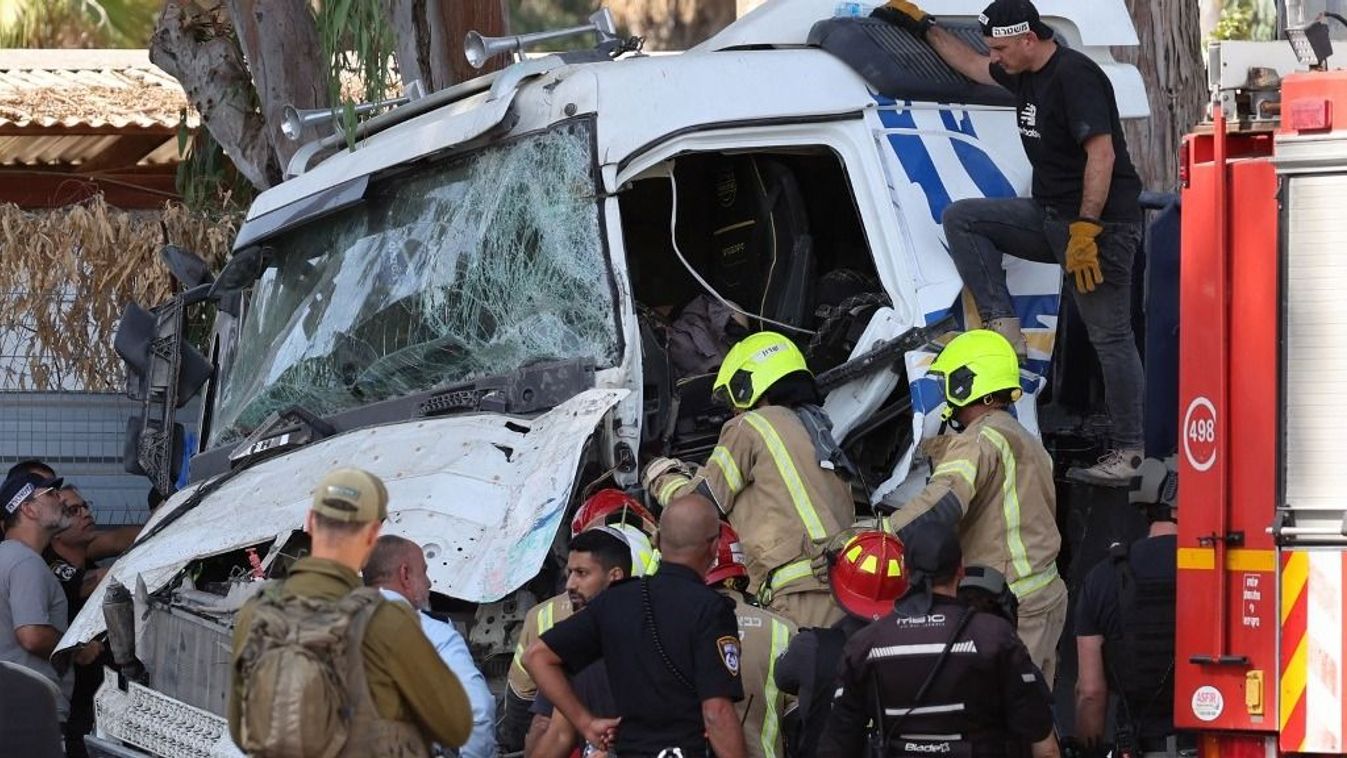 Terrortámadás Izraelben: Buszmegállóba hajtott egy kamion, sok a sebesült + videó