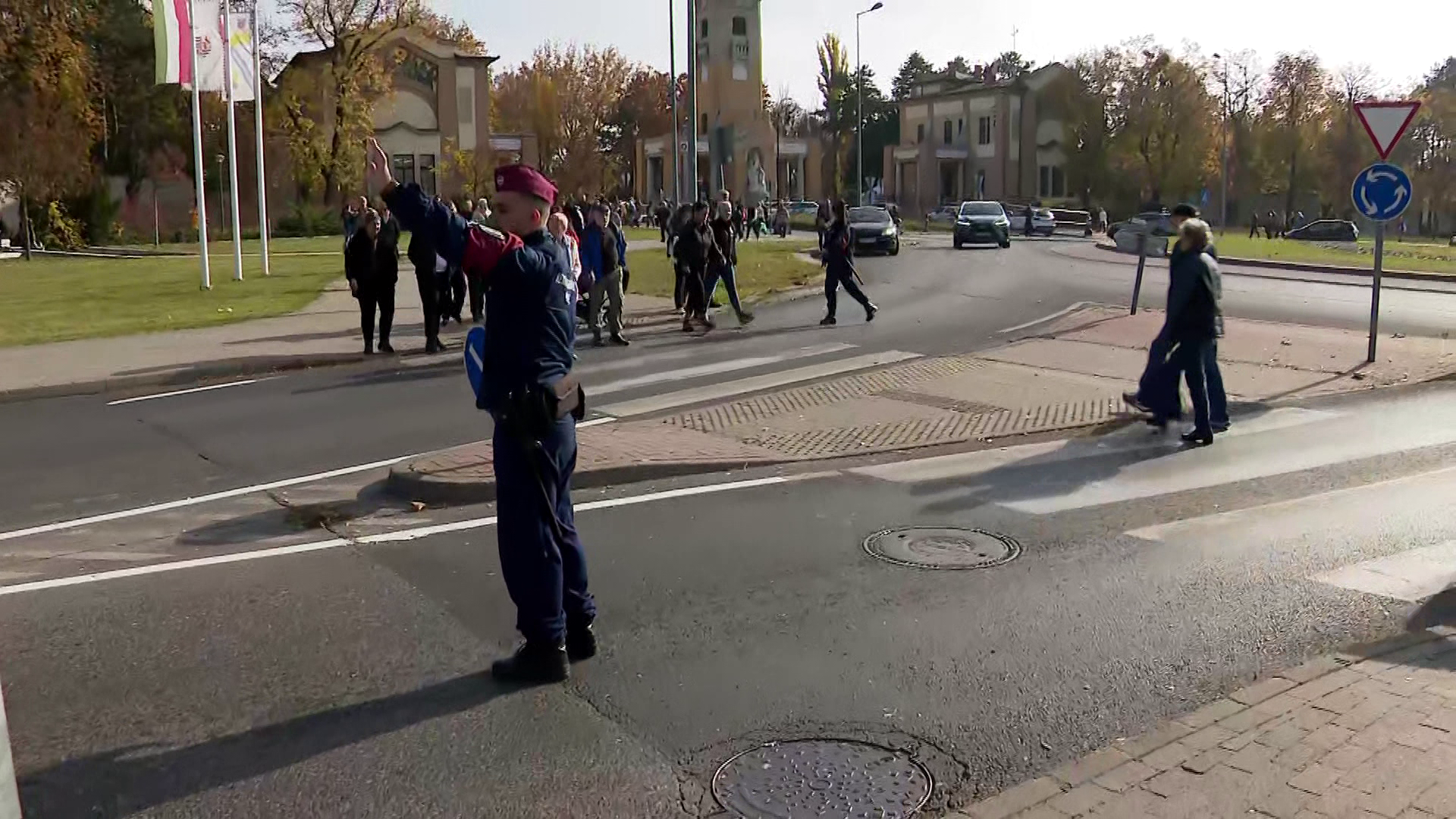 Egyre nagyobb a forgalom a temetők körül + videó