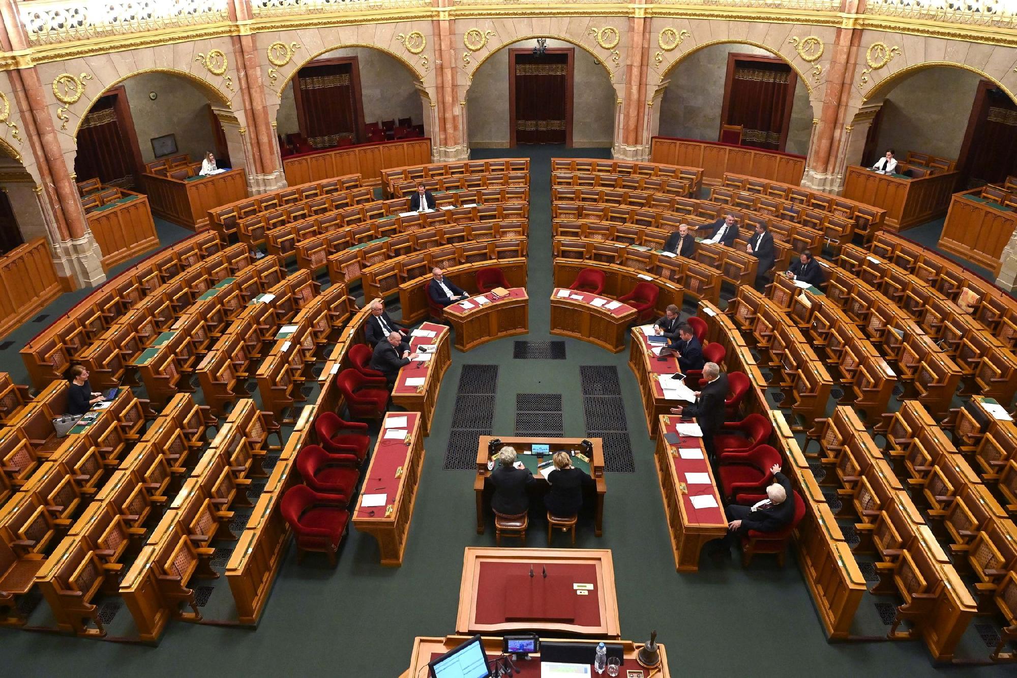 A veszélyhelyzet meghosszabbítására adhat felhatalmazást a parlament