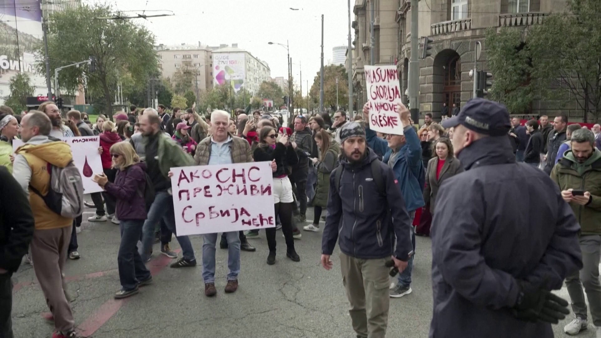 Több tízezren követelik az illetékesek lemondását az újvidéki tragédia miatt