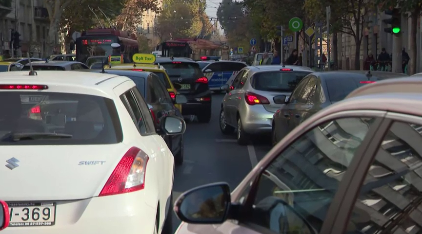 Számos helyen tilos parkolni, sőt rendőr nélkül elhagyni a lakást is + videó