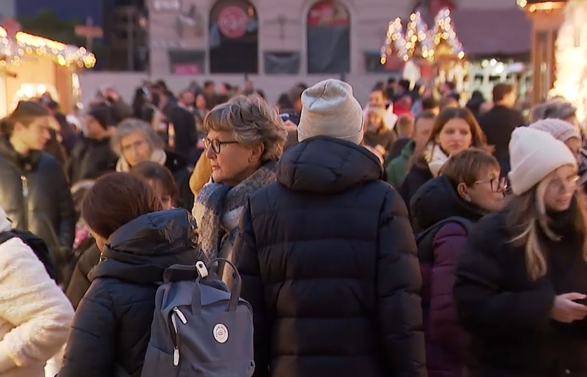 A brit nagykövet is csatlakozott a mézeskalácsszíveket sütő önkéntesekhez  + videó