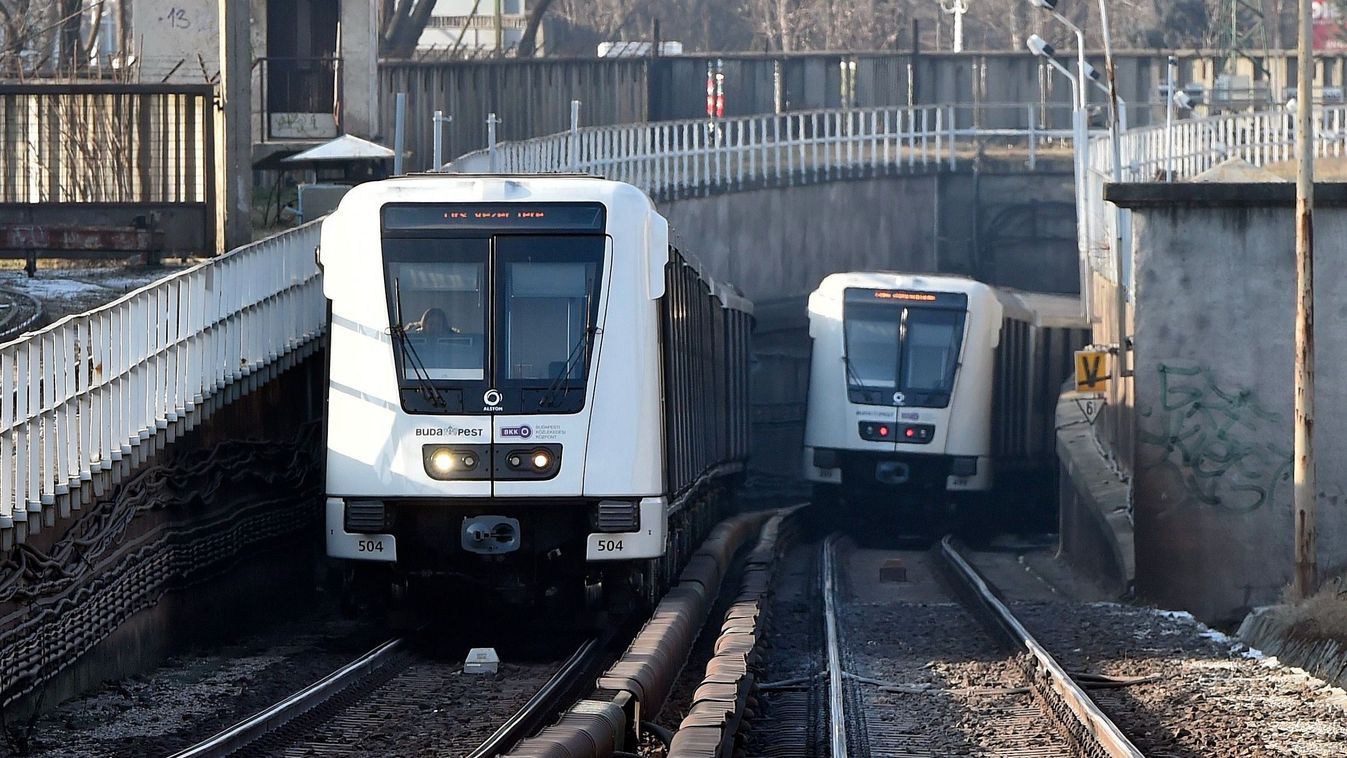 Duna alatt rekedt egy utasokkal teli metrószerelvény