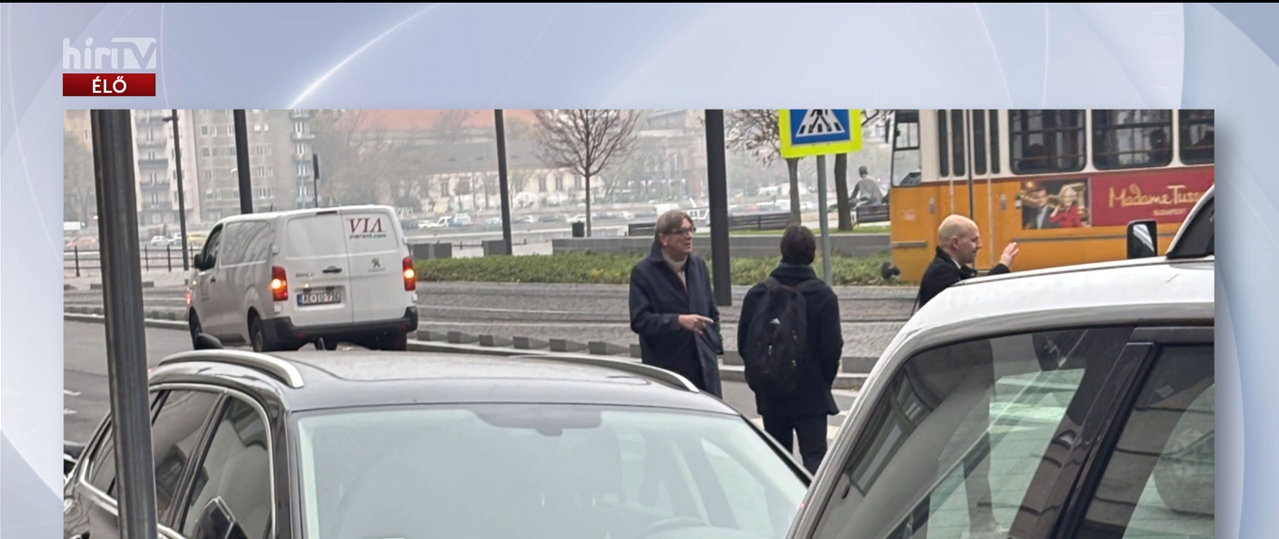 Budapesten a Parlament környékén kampányolt Guy Verhofstadt