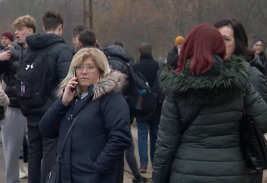 Ismét a teljes vonalon közlekedik az M2-es metró, miután az alagútban ragadt egy szerelvény  + videó