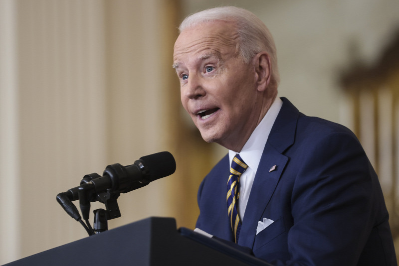 Biden nem tudja nyitva tartani a szemét + videó