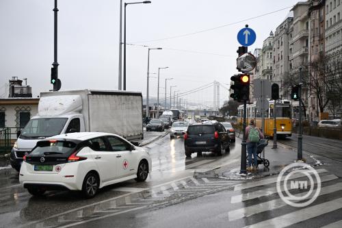 Viharos széllel csapadék érkezik és visszaesik a hőmérséklet a hétvégére