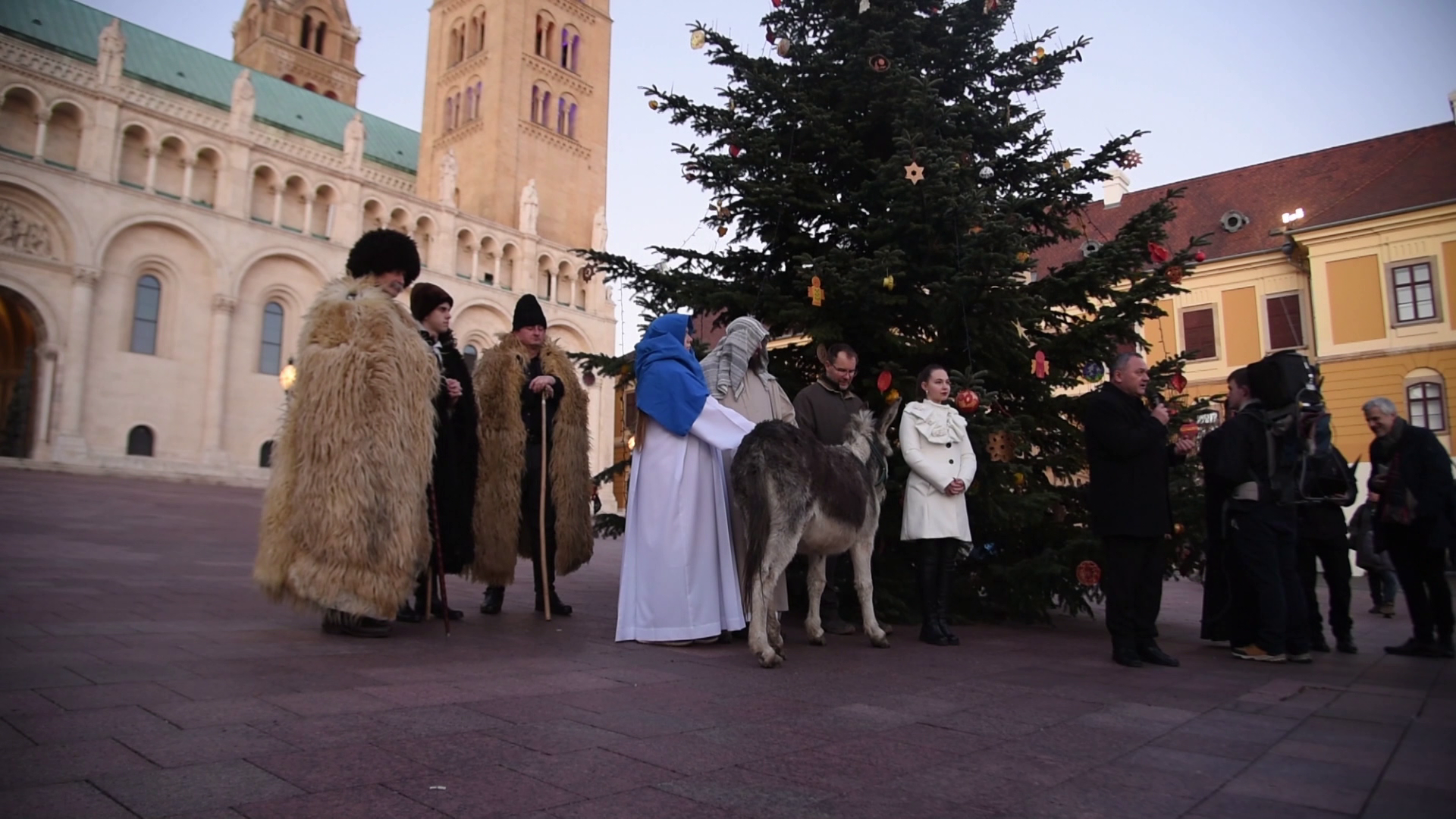 Az egész várost bejárva elevenítették fel Krisztus születését Pécsett + videó