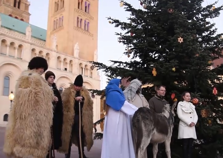 Az egész várost bejárva elevenítették fel Krisztus születését Pécsett  + videó