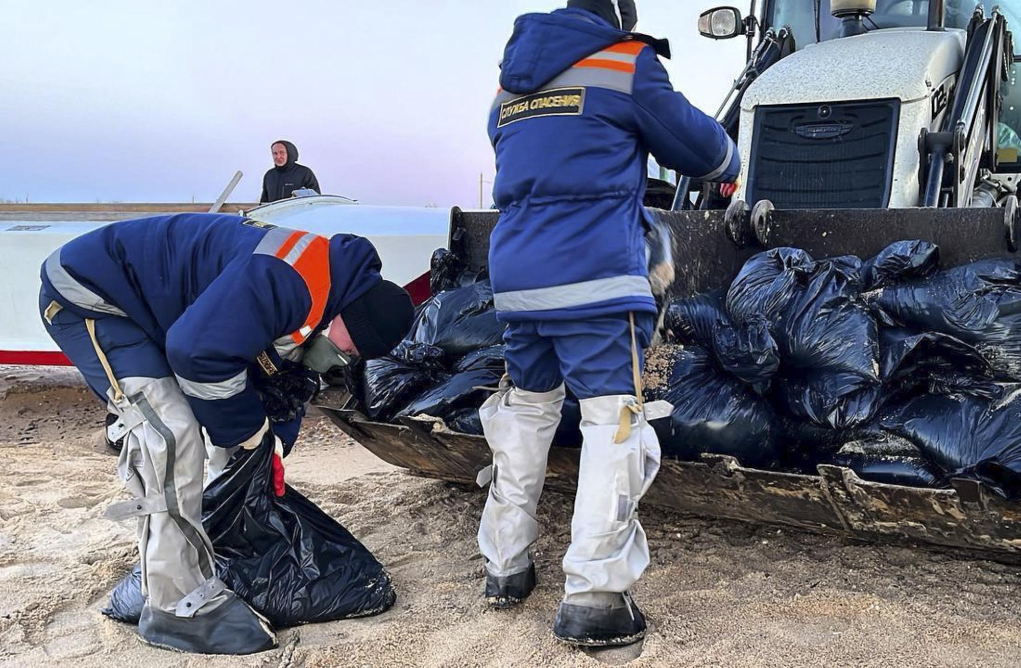 Nem látni az olajkatasztrófa végét a Kercsi-szorosnál