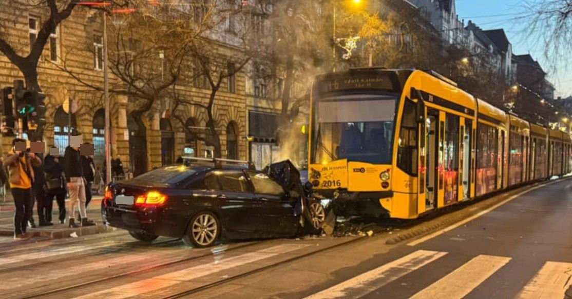 Villamossal ütközött egy autó a Ferenc körúton