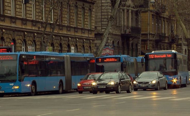 Szilveszter éjszaka a várható nagyobb forgalom miatt számos nagy kapacitású járat egész éjjel közlekedik + videó