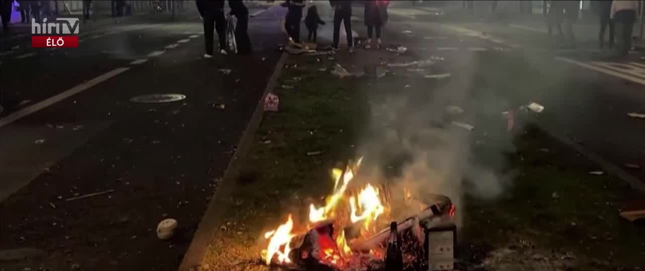 Késsel támadt a járókelőkre Berlinben egy férfi, markológépes ámokfutás Baden-Württembergben + videó