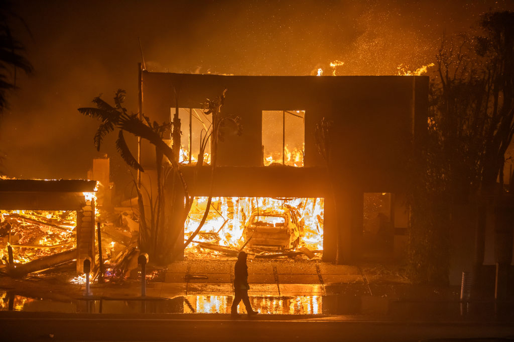 Hollywoodi forgatókönyveket írt át a pusztító tűz, számos sztár otthona porig égett + videó