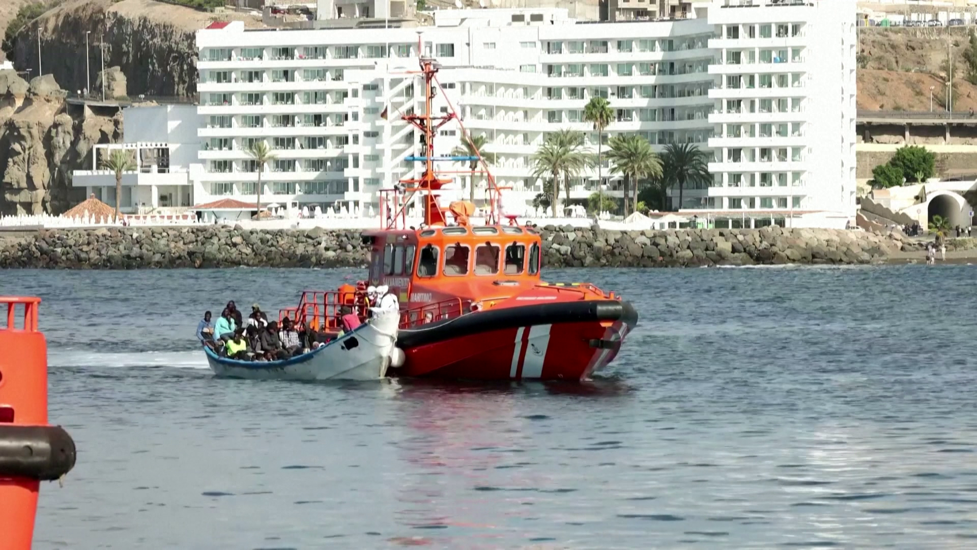 Egyre több nő és gyermek érkezik Spanyolországba a migránsmaffia hajóin  + videó