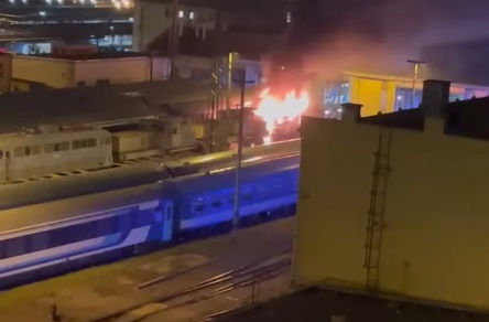 Lángol egy mozdony a Keleti pályaudvaron