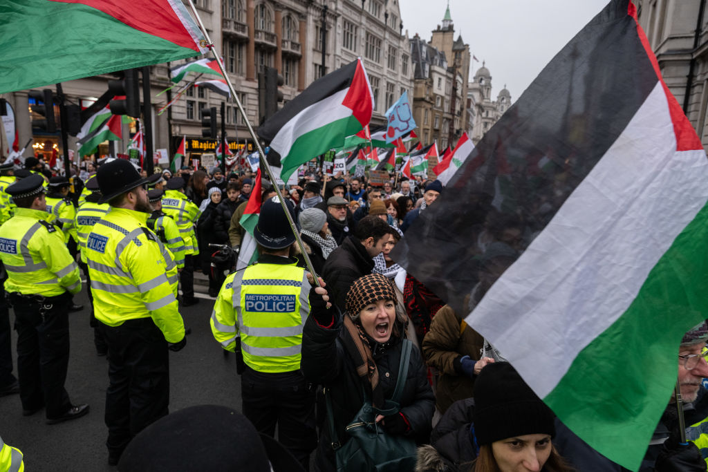 Erőszakos jelenetekkel tarkított komoly palesztinpárti tüntetés volt Londonban