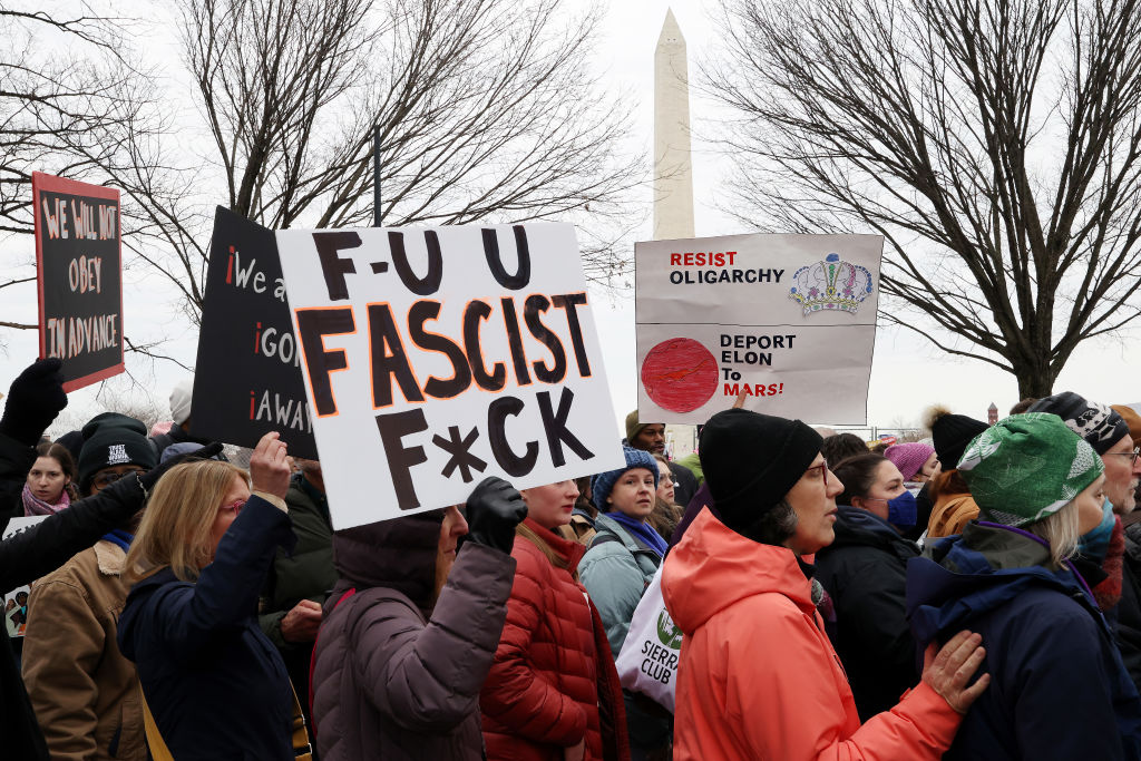 Washington belvárosában több ezer tüntető hirdetett hosszú távú ellenállást a Trump-adminisztrációval szemben