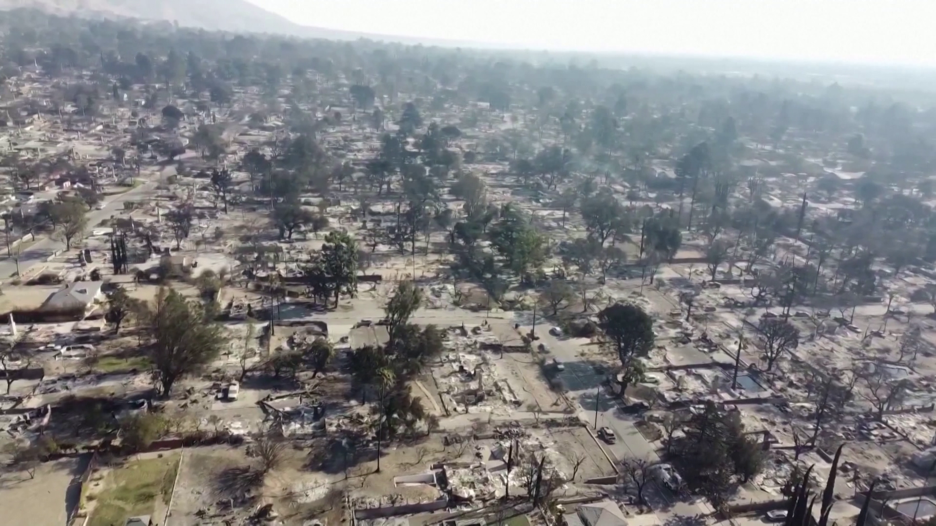 A szennyezett levegőminőség kényszeríti otthonukban maradásra a lakosokat a Los Angeles-i tüzek után + videó